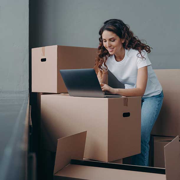 Ragazza che si occupa di spedizioni e-commerce